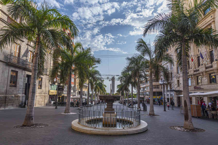 Tenerife 030 - Santa Cruz de Tenerife - plaza de La Candelaria.jpg